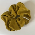 Detalle de coletero de terciopelo amarillo mostaza con textura suave y costuras de calidad - Estilo Etiqueta Hecha a Mano / Amarillo Jengibre