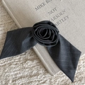 Pince à cheveux élégante en tissu rayé gris en forme de fleur avec boucle en argent - Pince à Cheveux Rose Grise Rayée