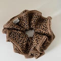 Scrunchie leopardato premium con bordi cuciti ed elastico per capelli ad alta tenuta - Scrunchie Leopardato Tè al Latte