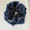 Dettaglio scrunchie in maglia blu scuro con stampa leopardata ed etichetta Love From Seoul - Scrunchie Leopardato Blu