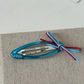Barrette en résine bleue avec texte coréen et un petit nœud bicolore rouge et bleu - Style Étiquette Bleue Bleue