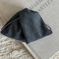 Détail du tissu rayé gris avec une boucle dorée élégante et un bord lavande délicat - Pince Requin Triangulaire Grise Rayée