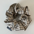Chouchou double couche à carreaux beige et marron avec étiquette faite à la main - Style Rayé Noir Jaune Crème