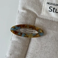 Vue détaillée de la barrette ovale en acétate avec motif écaille marron et bleu - Pince à Cheveux Ovale Écaille Bleue