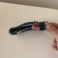 Détail de la pince à cheveux à carreaux bleus avec cerise rose et lettrage jaune - Pince Crabe Bleue Cerise Rose