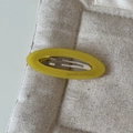 Détail d'une barrette ovale en acétate jaune avec l'inscription Barrette La France - Pince à Cheveux Jaune Elliptique