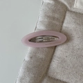 Vue macro détaillée de la barrette ovale en résine rose clair avec boucle en métal argenté - Barrette Ovale Rose