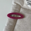 Détail de la pince à cheveux ovale rose avec lettrage doré sur tissu matelassé - Pince à Cheveux Ovale Rose Vif