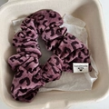 Scrunchie in velluto leopardato rosa polvere con etichetta fatta a mano per donna - Scrunchie con Fiocco Leopardato Rosa