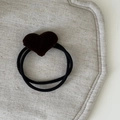 Simple elastic hair tie with a dark brown flocked heart charm on a beige textured base - Brown