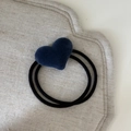 Nahaufnahme der dunkelblauen beflockten Herz-Haargummi mit schwarzem Doppelgummiband - Blau
