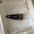 Dettaglio del fermaglio blu navy floccato con orsetto marrone e incisione Love elegante - Stile Orso Blu