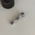 Détail d'une pince à cheveux argentée avec cristaux gris rectangulaires et strass brillants - Cristal Gris