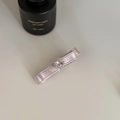 Vue détaillée d'une barrette en satin rose ornée d'un cristal carré rose et petits strass - Nœud Rose