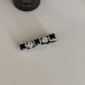 Detailweergave van satijnen haarklem met zwarte vierkante stenen en heldere strass - Lange Haarspeld / Zwart Kristal