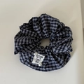 Detalle de coletero de cuadros con etiqueta de oso y perlas blancas decorativas - Goma de Pelo de Rayas Azul Marino y Blanco (2#)