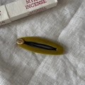 Dettaglio del fermaglio per capelli in velluto verde scuro con incisione dorata - 4# Fermaglio Floccato Giallo Zenzero Etichetta Oro