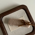 Fermaglio rettangolare in peluche beige con fiocco in pelle marrone e texture morbida - Stile Fiocco Tè al Latte