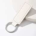 Minimalistischer cremeweißer PU-Leder Schlüsselanhänger mit Metallring und weißer Naht - Rechteck / Weiß