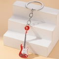 Portachiavi a chitarra elettrica in acrilico con scritta Mark su base bianca - Rosso