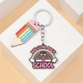 Dettaglio del portachiavi per il rientro a scuola con matita arcobaleno e ciondolo - Stile Welcome Back (Stile 3)