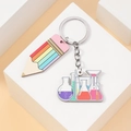 Dettaglio del portachiavi con matita arcobaleno e ciondoli con vetreria da laboratorio - Stile Science Lab (Stile 4)