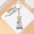 Dettaglio di un portachiavi in legno con ciondoli a matita colorata e anello in metallo - Stile Hello School (Stile 2)