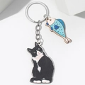 Detalle de llavero con dijes 3D de gato de dibujos animados y pequeño pez azul - Gato de Vaca Blanco y Negro (Estilo 1)