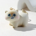 Dettaglio del ciondolo a gattino 3D in resina con occhi blu e anello in metallo - Gattino in Piedi