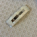 Pince à cheveux ovale en acétate blanc perle avec texture marbrée et fermoir argenté - Pince à Cheveux Rectangulaire Marbre Blanc Argent