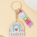 Detalle del llavero de madera para profesor con diseño de lápiz arcoíris y oro - Placa de Madera de Arco Iris