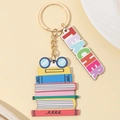 Llavero de madera para profesores con diseño de libros apilados y gafas azules - Gafas y Libros