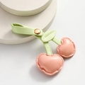 Ciondolo per borsa a ciliegia in pelle PU rosa a forma di cuore con foglie verdi e fibbia - Rosa