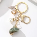 Portachiavi stile oceano con conchiglie naturali e perle su anello in metallo dorato - Stile 1