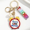 Detalle del llavero de madera para profesor con lema Teach Love Inspire y colgante perla - Estilo Reloj Despertador (Estilo 3)