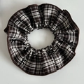 Coletero vintage de cuadros marrones y blancos con lazos negros bordados y costura - Raya Grande Caqui Blanco