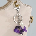 Detail eines Wal-Taschenanhängers mit lila Harzdelphin und Mini-Seestern-Inlay - Lila