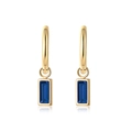 Detail von Ohrringen mit blauem Zirkon im Smaragdschliff, eleganten Goldhaken und Politur - Smaragdschliff Rechteckiger Blauer Edelstein