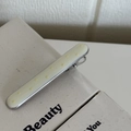 Vue détaillée d'une barrette rectangulaire crème à pois jaunes avec clip en métal - Clip Rectangulaire Blanc Crème Points Jaunes