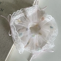 Chouchou en organza avec bordure en dentelle, broderies florales et nœuds roses doux - Choucou Maille Blanche Triple Nœud Rose