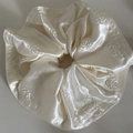 Eleganter cremeweißer Satin-Haargummi mit Kamelien-Jacquard und seidigem Blumenmuster - Haargummi mit weißer Blumentextur / Weiß