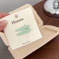 Primer plano detallado de pinzas para el cabello ovaladas en metal verde menta - Diseño Ovalado / Verde