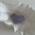 Détail de la pince à cheveux cœur violette avec texture tissée et bord en strass - Style Cœur Rayé Violet