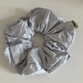 Chouchou gris clair avec broderie florale en coton et lin de haute qualité avec étiquette - Style Texture Bleue