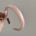 Primer plano de diadema de satén rosa con etiqueta artesanal en la parte interior - Rosa Brillante (2# 2CM)