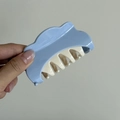Pinza para el pelo ondulada en azul y beige de resina brillante sujeta a mano - Oreja de Gato Azul Crema (5980676935787)