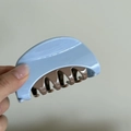 Detalle del clip de pelo geométrico en contraste azul y marrón con acabado liso - Óvalo Azul Café (5980676935790)