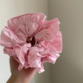 Detalle del coletero de satén rosa de doble capa con diseño de volantes y textura suave - Rosa