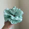 Detalle del coletero verde menta con volantes que muestra la textura de la tela - Verde Menta