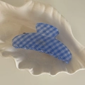 Détail de la pince à cheveux à carreaux bleus avec texte Barrette sur plateau coquille - Pince à Cheveux Damier Bleu et Blanc